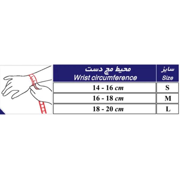 ارتوز شست نئوپرن طب و صنعت کد 33100 به رنگ مشکی که روی دست بسته شده و یک فرد در حال قرار دادن یا خارج کردن اسپلینت فلزی خم‌شده در مسیر شست است؛ مناسب ثابت‌سازی و حمایت مفصل شست.
