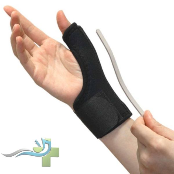 ارتوز شست ارتوز شست نئوپرن طب و صنعت کد 33100 به رنگ مشکی که روی دست بسته شده و یک فرد در حال قرار دادن یا خارج کردن اسپلینت فلزی خمشده در مسیر شست است؛ مناسب ثابتسازی و حمایت مفصل شست.